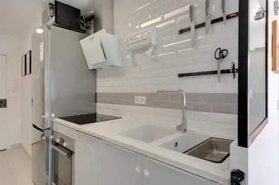 Cuisine ou kitchenette dans l'établissement LE SYLVAPLANA JUAN LES PINS Terrasse 30m2