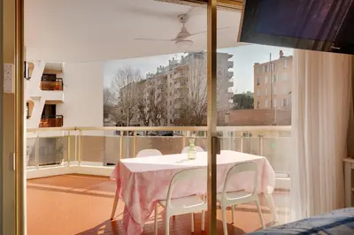 Balcon ou terrasse dans l'établissement LE SYLVAPLANA JUAN LES PINS Terrasse 30m2