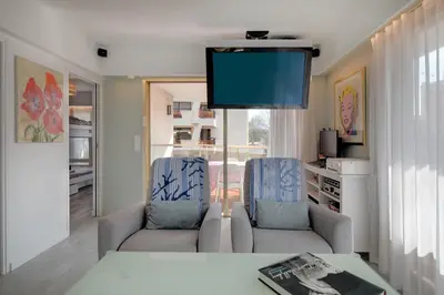 Télévision ou salle de divertissement dans l'établissement LE SYLVAPLANA JUAN LES PINS Terrasse 30m2