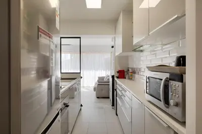 Cuisine ou kitchenette dans l'établissement LE SYLVAPLANA JUAN LES PINS Terrasse 30m2