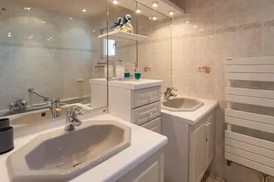 Salle de bains dans l'établissement A6 - Staywiz us - 2 BDR Incredible Sea View - AC, Garage & Terrace