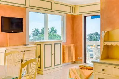 Télévision ou salle de divertissement dans l'établissement A6 - Staywiz us - 2 BDR Incredible Sea View - AC, Garage & Terrace