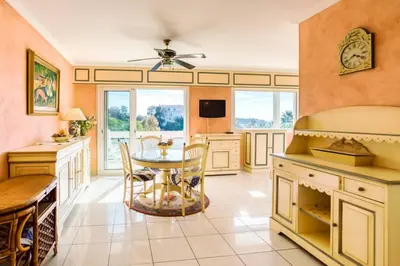 Télévision ou salle de divertissement dans l'établissement A6 - Staywiz us - 2 BDR Incredible Sea View - AC, Garage & Terrace