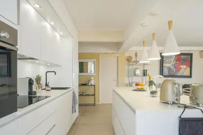 Cuisine ou kitchenette dans l'établissement Villa sur le toit - Vue mer exceptionnelle