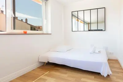 Un ou plusieurs lits dans un hébergement de l'établissement Vauban Stylish 1-Bedroom Apartment in Antibes City Center with AC