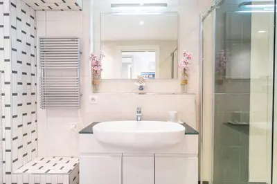 Salle de bains dans l'établissement Cannes Rue d'Antibes Premium 2 BDR 2 baths Exclusive Olam Properties