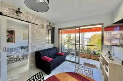 Coin salon dans l'établissement Bright 31m2 flowered terrace near Croisette