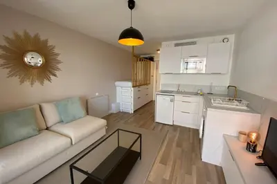 Cuisine ou kitchenette dans l'établissement 06AI - Beautiful renovated studio - sea and pool view