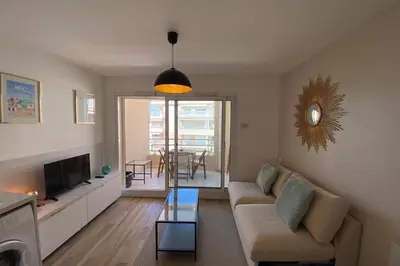 Télévision ou salle de divertissement dans l'établissement 06AI - Beautiful renovated studio - sea and pool view