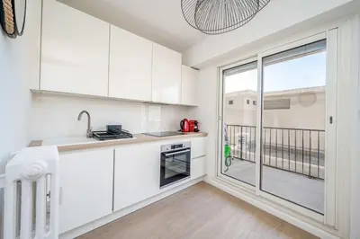 Cuisine ou kitchenette dans l'établissement Cannes au Calme à 10 mn à pieds du centre, aperçue mer - Parking gratuit