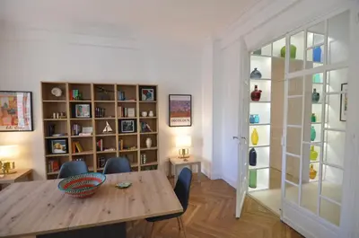 Bibliothèque dans l'appartement