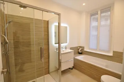Salle de bains dans l'établissement Palais Albert -2-Bedroom Apartment -Ponteil Beach -StayInAntibes