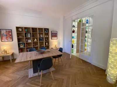 Bibliothèque dans l'appartement