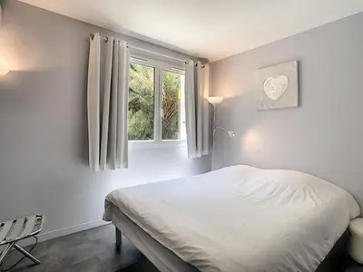 Un ou plusieurs lits dans un hébergement de l'établissement Berlioz Garden - Jardin,Free Parking,AC,Wifi
