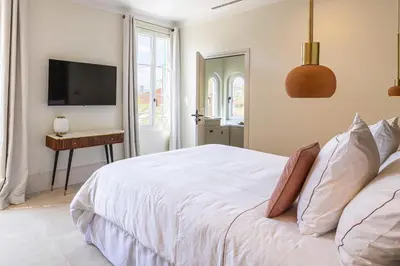 Un ou plusieurs lits dans un hébergement de l'établissement Luxurious Villa with heated pool 5BR-10p - Cannes