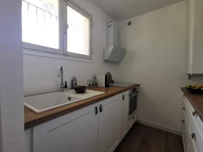 Cuisine ou kitchenette dans l'établissement Bas de Villa au Calme