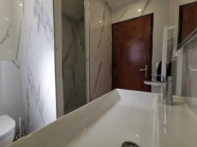 Salle de bains dans l'établissement Bas de Villa au Calme