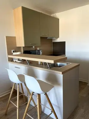 Cuisine ou kitchenette dans l'établissement Appartement vue mer, 5min à pied de la plage, parking privé