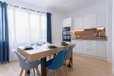 Cuisine ou kitchenette dans l'établissement Rue De Bone by Halldis