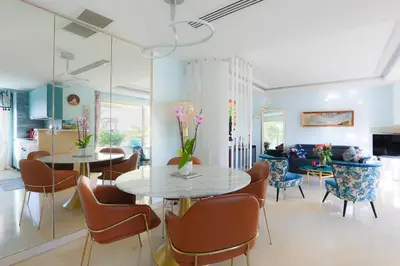Télévision ou salle de divertissement dans l'établissement CROISETTE AZUR ONE BEDROOM APARTMENT WITH TERRACE