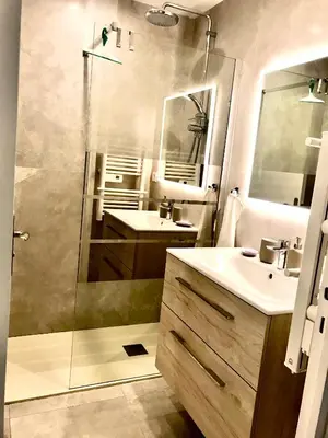 Salle de bains dans l'établissement Cozy 1 bedroom apartment Antibes Juan-les-Pins - walk to beaches, restaurants, old town